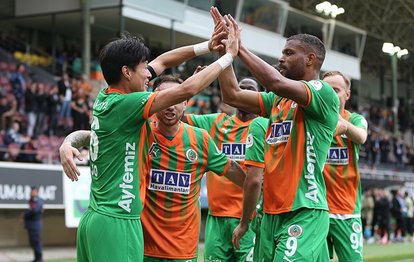"Corendon Alanyaspor'dan Muhteşem Performans: Kocaelispor'u 5-0 Mağlup Etti!"